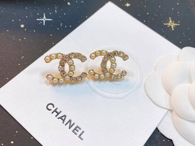 Chanel香奈儿 中古 字母 耳钉小香家的款式真心无需多介绍每一款都超好看 精致大方 非常显气质.